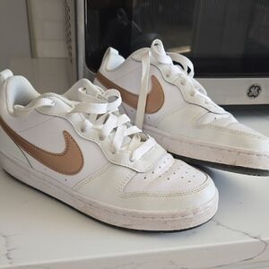 Nike Court Borough Low 2 sneakers in a white and metallic bronze KIDS